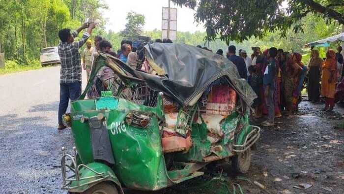 কাভার্ডভ্যান-সিএনজি সংঘর্ষে একই পরিবারের ৩ জন নিহত