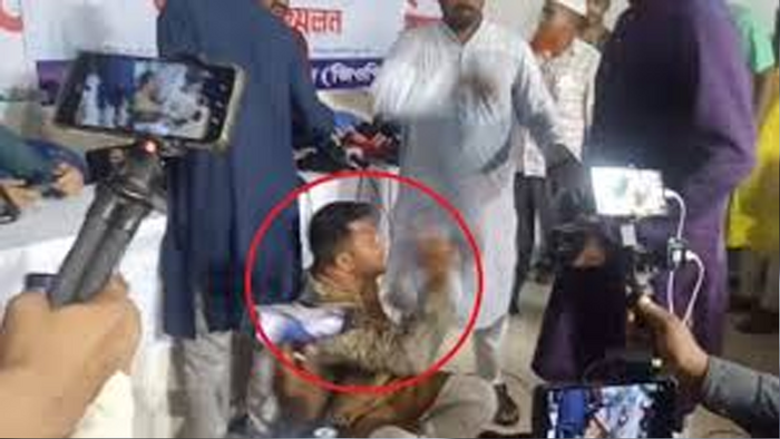 গণঅধিকার পরিষদে আসন ঘোষণায় হট্টগোল, সম্মেলনস্থলেই বসে পড়লেন নেতা