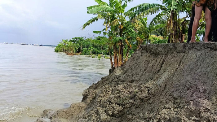 হাতিয়ায় জোয়ারে ৩ কিলোমিটার বেড়িবাঁধ ক্ষতিগ্রস্ত, বিস্তীর্ণ জনপদ প্লাবিত
