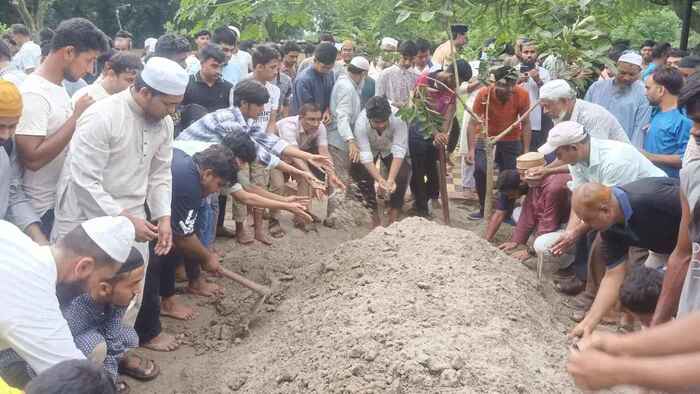 জানাজা শেষে চিরনিদ্রায় শায়িত পাইলট তৌকির
