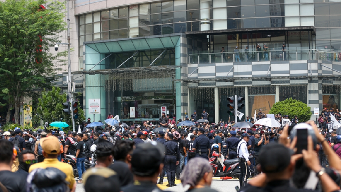 প্রধানমন্ত্রী আনোয়ার ইব্রাহীমের পদত্যাগের দাবিতে উত্তাল মালয়েশিয়া