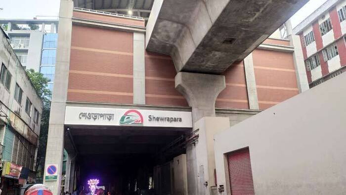 শেওড়াপাড়ায় মেট্রো স্টেশনের পাশের ভবনে আগুন