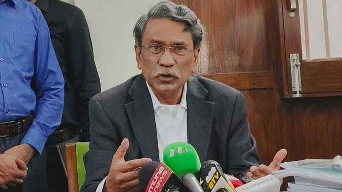 প্রধানমন্ত্রী হতে পারবেন না দলীয় প্রধান, সিদ্ধান্ত জানাল কমিশন