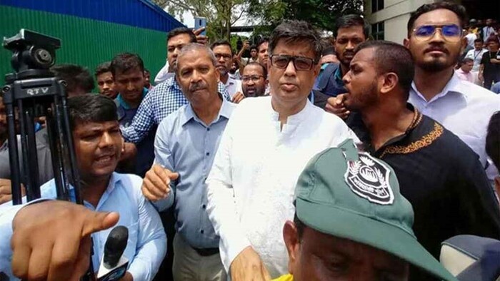 ৯ ঘণ্টা অবরুদ্ধের পর মাইলস্টোন থেকে বের হলেন দুই উপদেষ্টা-প্রেস সচিব