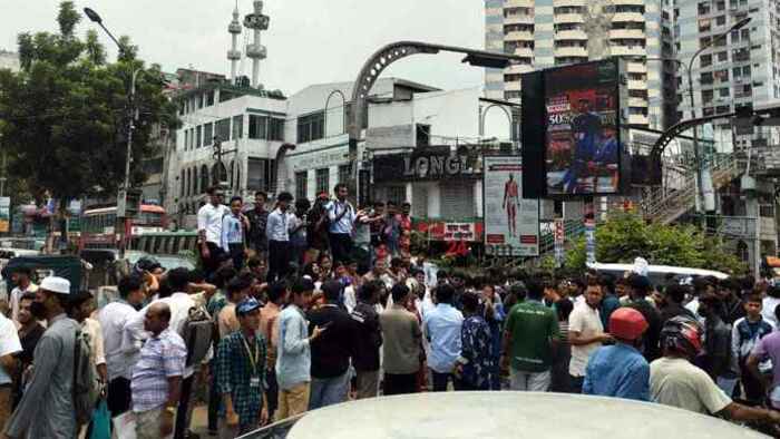 শিক্ষা উপদেষ্টা ও সচিবের পদত্যাগ দাবিতে সায়েন্সল্যাব মোড় অবরোধ