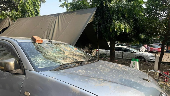 হঠাৎ সচিবালয়ে ঢুকে পড়ল শিক্ষার্থীরা, নির্বিচারে গাড়ি ভাঙচুর