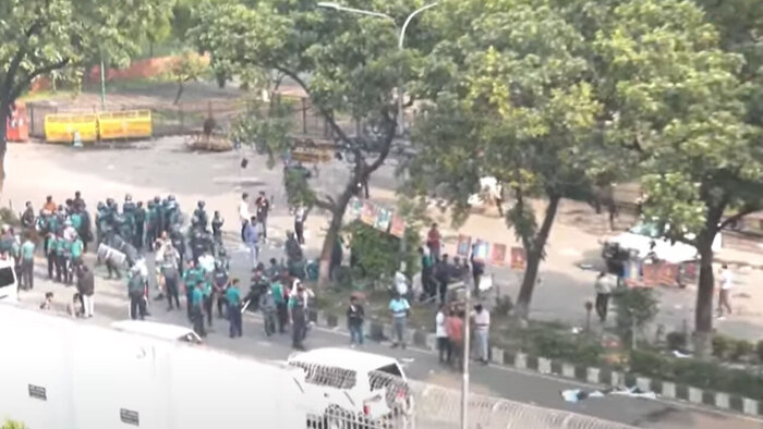 সচিবালয়ের সামনে শিক্ষার্থী-আইনশৃঙ্খলা বাহিনীর পাল্টাপাল্টি ধাওয়া