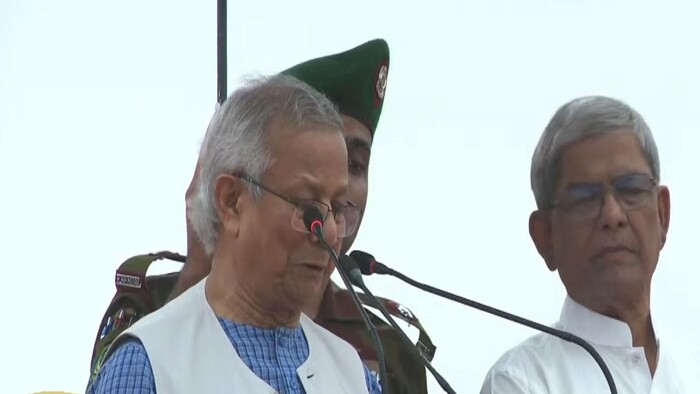 ‘জুলাই পুনর্জাগরণ’ অনুষ্ঠানে ঘোষণাপত্র পাঠ করছেন প্রধান উপদেষ্টা