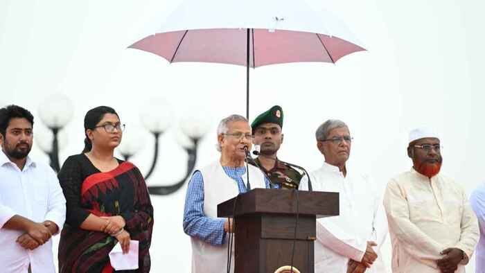 ড. ইউনূসের পাশের তরুণীকে নিয়ে কৌতূহল, যা জানা গেল