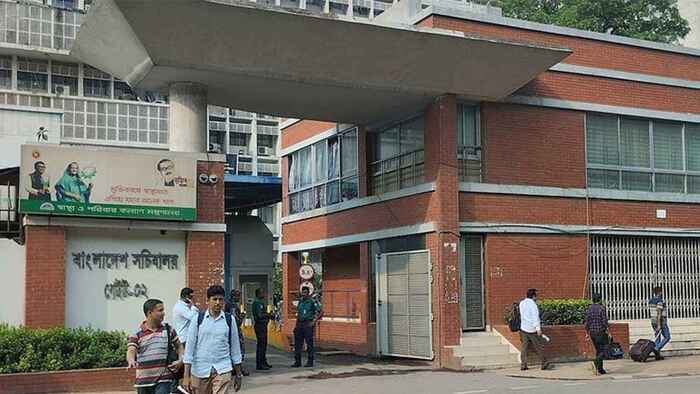 উপদেষ্টা পরিষদের বৈঠক, সচিবালয়ে ড. ইউনূস