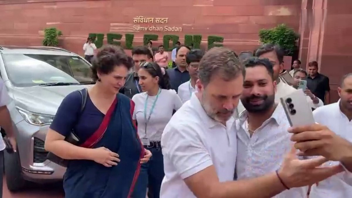 দুই ঘণ্টা পর ছাড়া পেলেন রাহুল-প্রিয়াঙ্কা