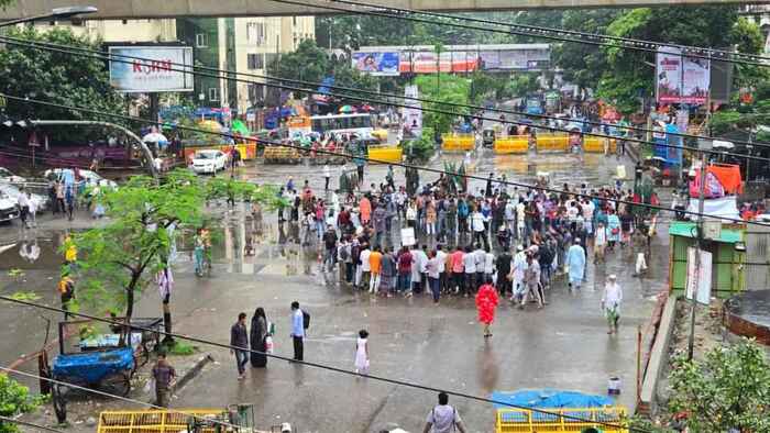 ৩২ ঘণ্টা পর পুলিশের লাঠিচার্জে শাহবাগ মোড় ছাড়লেন অবরোধকারীরা