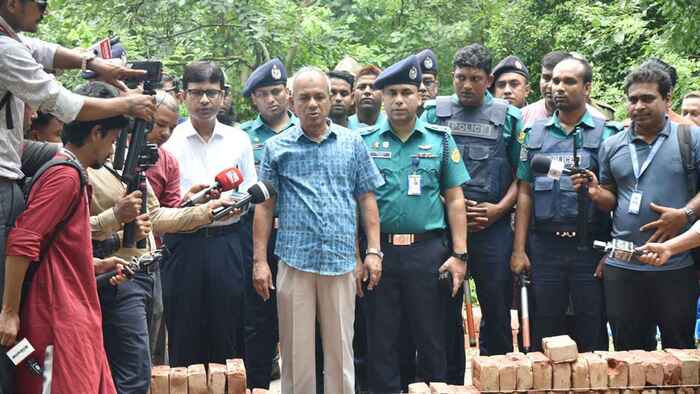 রায়েরবাজার গণকবরের মরদেহগুলো তোলা হবে: স্বরাষ্ট্র উপদেষ্টা