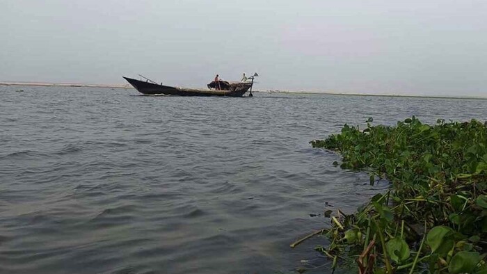 বিপৎসীমা ছুঁই ছুঁই পদ্মার পানি, নিরাপদ আশ্রয়ে সরে যাচ্ছেন চরবাসী