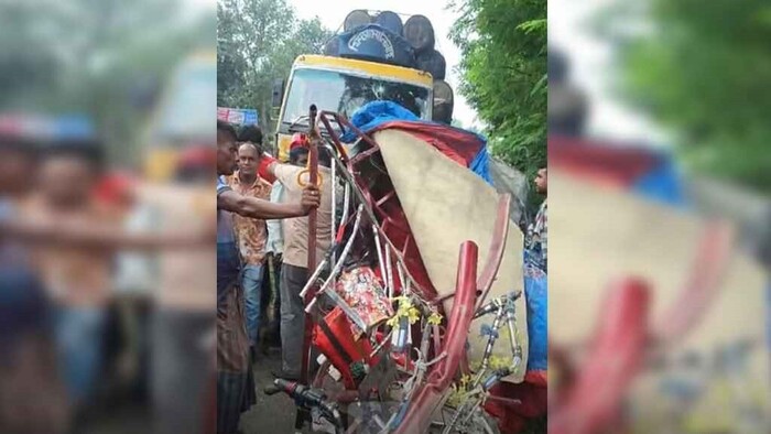 গাইবান্ধায় ট্রাক ও ইজিবাইকের সংঘর্ষ, নিহত ৩