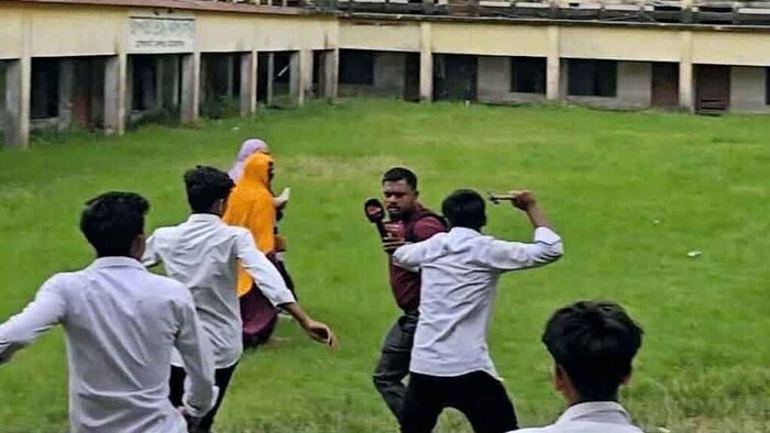৪১ শিক্ষার্থীকে পিটিয়ে আহত, সাংবাদিকদের হাতুড়ি পেটা