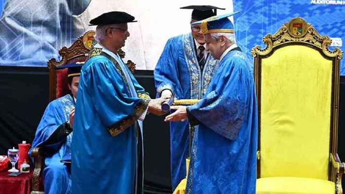 ড. ইউনূসকে সম্মানসূচক ডক্টরেট ডিগ্রি দিলো ইউকেএম