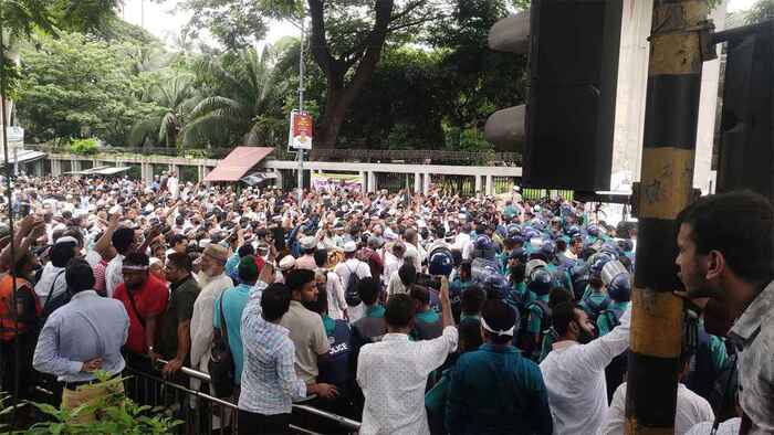 দাবি পূরণের আশ্বাসে শিক্ষকদের আন্দোলন স্থগিত