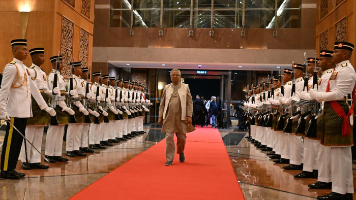 মালয়েশিয়া সফর শেষে দেশে ফিরছেন প্রধান উপদেষ্টা