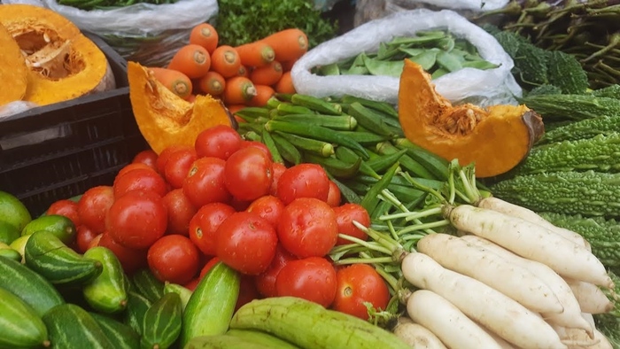 বাজারে ৮০ থেকে ১০০ টাকার নিচে কোনও সবজি নেই