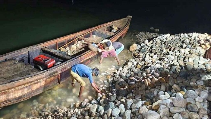 সাদাপাথর লুটের ঘটনায় আটক ৫