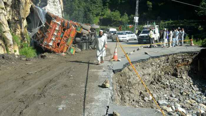 পাকিস্তানে আকস্মিক বন্যা-ভূমিধসে মৃতের সংখ্যা বেড়ে ৩১৭