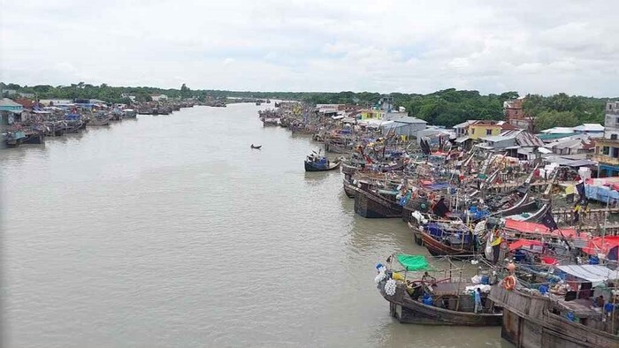 সাগর উত্তাল, ঘাটে ফিরছে সব মাছ ধরা ট্রলার