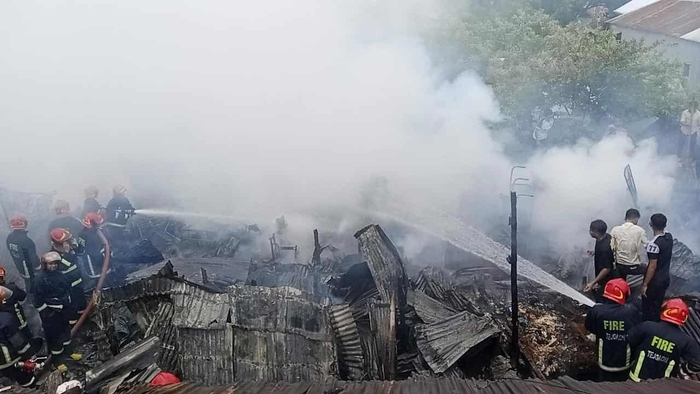 মহাখালীর বস্তিতে আগুন : ৫ ইউনিটের চেষ্টায় নিয়ন্ত্রণে