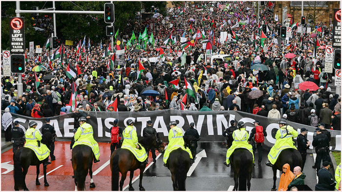 গাজা যুদ্ধ বন্ধের দাবিতে অস্ট্রেলিয়ায় হাজার হাজার মানুষের বিক্ষোভ
