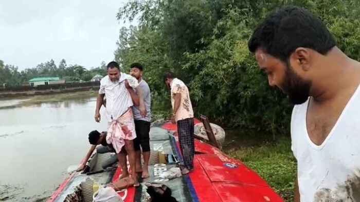 নিয়ন্ত্রণ হারিয়ে বাস খাদে, গণঅধিকার পরিষদের নেতাসহ আহত ১৫