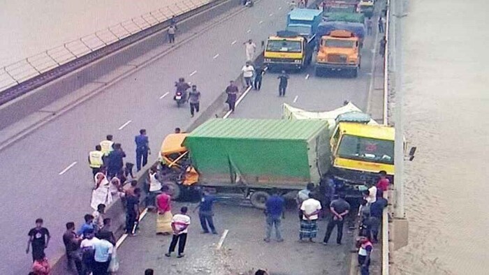যমুনা সেতুর ওপর ট্রাক, কাভার্ডভ্যান ও ট্যাংকারের সংঘর্ষ