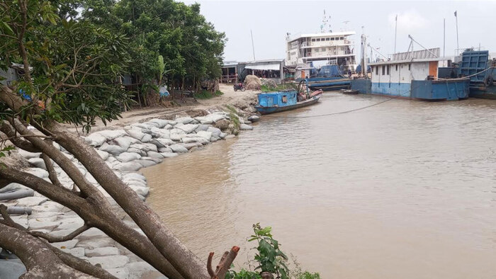 পদ্মার ভাঙন ঝুঁকিতে দৌলতদিয়ার ফেরিঘাট