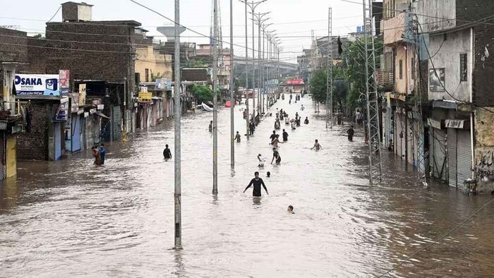 টানা বর্ষণ ও বন্যায় ব্যাপক ধ্বংসযজ্ঞের শিকার পাকিস্তান, নিহত ২৯৯