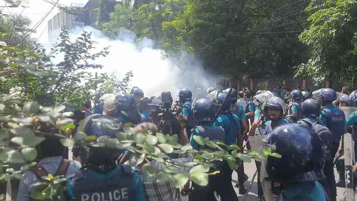 প্রকৌশল শিক্ষার্থীদের মিছিলে পুলিশের টিয়ারশেল ও সাউন্ড গ্রেনেড