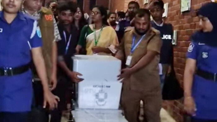 ব্যালট বাক্স নেওয়া হচ্ছে প্রশাসনিক ভবনে, সতর্ক আইনশৃঙ্খলা বাহিনী