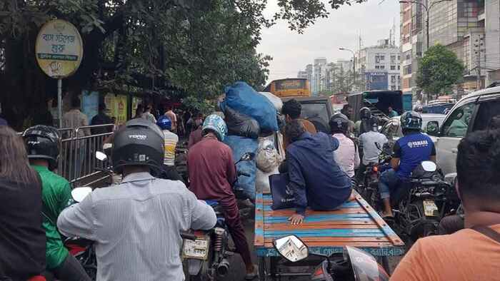 কুড়িলের সড়ক অবরোধের জ্যাম বিজয় সরণি-আগারগাঁও ছাড়িয়েছে