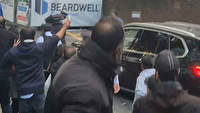 হাইকমিশনের খালি গাড়িতে আ. লীগ নেতাকর্মীদের ডিম নিক্ষেপ