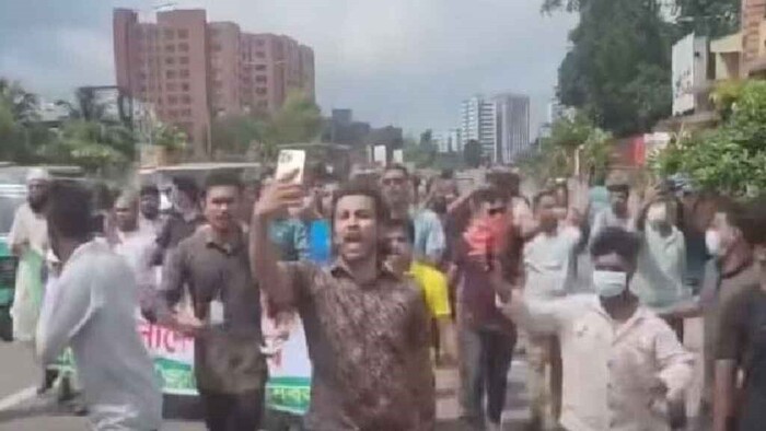 ঢাকায় এবার পুলিশের সামনেই আ.লীগের মিছিল