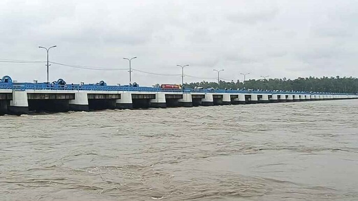তিস্তার পানি বিপৎসীমার ওপরে, খোলা হলো সব জলকপাট