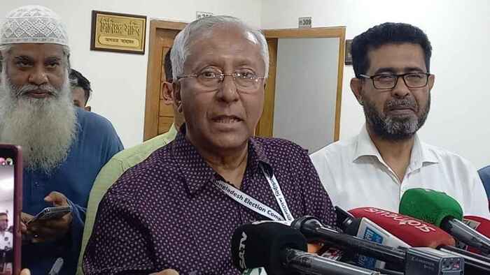 আদালতের রুল ও ডিসির চিঠি বিবেচনায় ফরিদপুরের আসন নিয়ে সিদ্ধান্ত: ইসি