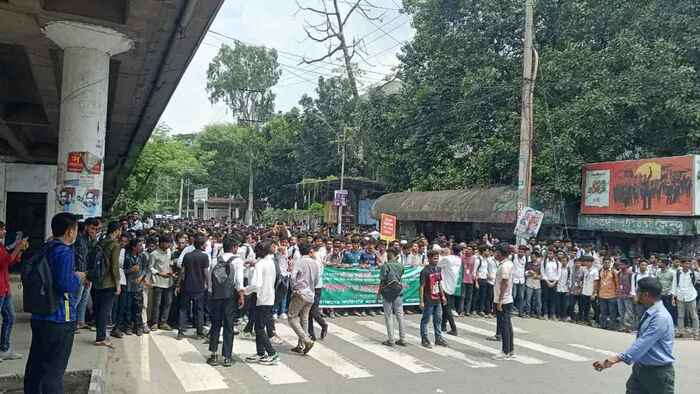 ৪ দফা দাবি জানিয়ে ৩ ঘণ্টা পর সাত রাস্তা মোড় ছাড়লেন শিক্ষার্থীরা