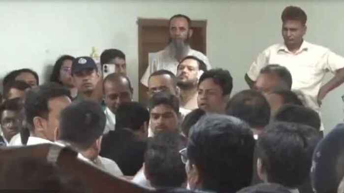 সাংবাদিককে মারধরের অভিযোগ স্বীকার, ক্ষমা চাইলেন সেই আইনজীবী