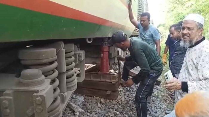 কুড়িগ্রাম এক্সপ্রেসের বগি লাইনচ্যুত, সাড়ে ৫ ঘণ্টা পর ট্রেন চলাচল স্বাভাবিক 