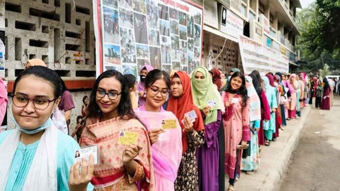 ডাকসু নির্বাচন: ভোট দিতে সব কেন্দ্রেই লম্বা লাইন