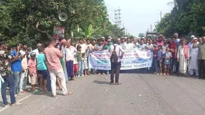 ফরিদপুরে টানা তৃতীয় দিনের মতো ২ মহাসড়ক অবরোধ