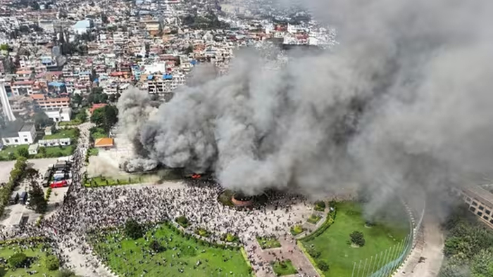 নেপালের পার্লামেন্টে আগুন ধরিয়ে দিলেন বিক্ষোভকারীরা