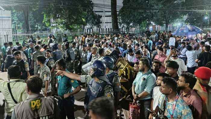 শাহবাগের বাতাসে ভাসছে নানা গুঞ্জন!