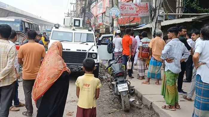 গাজীপুরে দেড় ঘণ্টা সড়ক অবরোধ করে শ্রমিকদের বিক্ষোভ