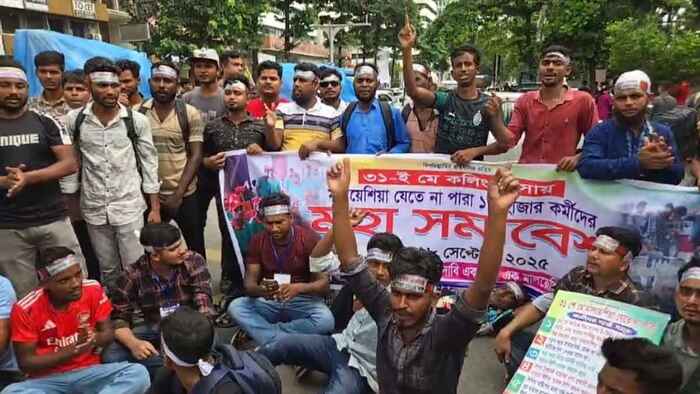 মালয়েশিয়া যেতে না পারা কর্মীদের কারওয়ান বাজারে সড়ক অবরোধ