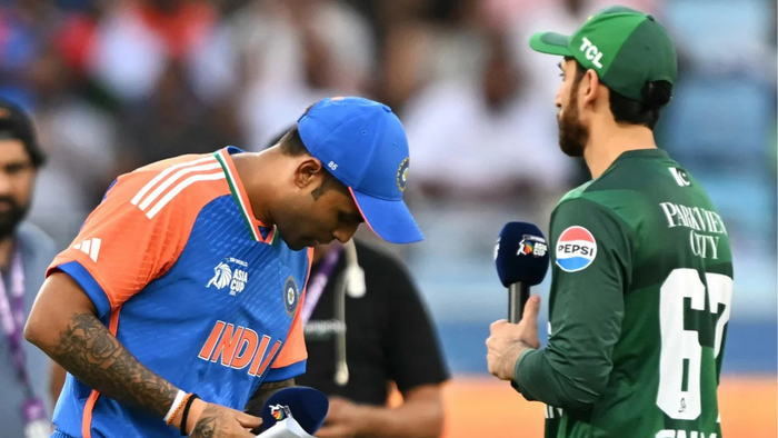 ভারতের বিপক্ষে ব্যাটিংয়ে পাকিস্তান, আজও হাত মেলাননি দুই অধিনায়ক